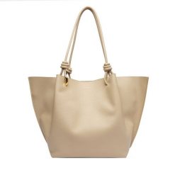 Torebka Coccinelle. Brązowe torebki do ręki damskie Coccinelle, bez wzorów, bez dodatków. Za 1,539.00 zł.