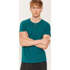 Gładki t-shirt z guzikami - Turkusowy. T-shirty męskie marki House. W wyprzedaży za 19.99 zł.