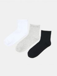 Prążkowane skarpetki z wiskozą 3 pack - wielobarwny. Skarpety damskie Sinsay, bez wzorów, prążkowane. Za 12.99 zł.