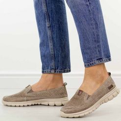 Dk. Beżowe ażurowe skórzane półbuty damskie Jezzi 9802. Brązowe półbuty damskie Jezzi, na lato, w ażurowe wzory, z jeansu, eleganckie, bez obcasa, na płaskiej podeszwie, bez zapięcia. Za 189.00 zł.