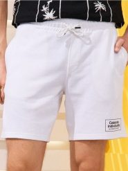 Szorty wiązane w talii z ozdobnym napisem - biały. Białe szorty męskie Sinsay, l, bez wzorów. Za 25.99 zł.