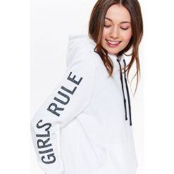 BLUZA DAMSKA KANGURKA, Z NADRUKIEM NA RĘKAWIE. Bluzy damskie marki TROLL. W wyprzedaży za 39.99 zł.