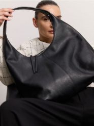 Skórzana torebka hobo - czarny. Czarne torebki do ręki damskie Reserved, bez wzorów, ze skóry, bez dodatków. W wyprzedaży za 359.99 zł.