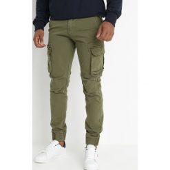 Zielone Spodnie Spanghero. Zielone spodnie materiałowe męskie Born2be, m, z aplikacjami, z bawełny, klasyczne. Za 119.99 zł.
