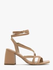 Beżowe sandały typu japonki na masywnym obcasie. Brązowe klapki damskie Ryłko, bez wzorów, z gumy, bez obcasa, na słupku. W wyprzedaży za 199.99 zł.