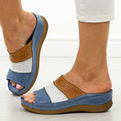 Niebieskie skórzane klapki damskie na koturnie T.Sokolski 172. Niebieskie klapki damskie Sokolski, bez wzorów, z jeansu, biznesowe, bez obcasa, na koturnie. Za 199.00 zł.