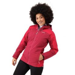 Kurtka turystyczna zimowa damska Highton ze stretchem. Czerwone kurtki sportowe damskie Regatta, na zimę, bez wzorów, bez kaptura, trekkingowe. Za 294.55 zł.