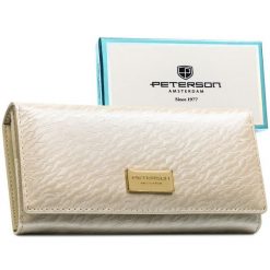 Portfel damski w kolorze ecru zamykany na zatrzask, pokryty subtelnym wzorem na klapce - Peterson. Portfele damskie Peterson, bez wzorów, ze skóry ekologicznej. Za 79.99 zł.