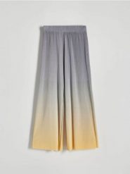 Plisowane spodnie wide leg - wielobarwny. Spodnie materiałowe damskie Reserved, l, bez wzorów, z dzianiny. W wyprzedaży za 35.99 zł.