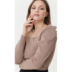 Beżowy Sweter Boysenberry. Brązowe swetry damskie Born2be, s, bez wzorów, prążkowane, bez kołnierzyka, bez ramiączek, długie, bez kaptura. Za 79.99 zł.