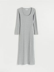 Dzianinowa sukienka - jasnoszary. Szare sukienki damskie Reserved, na co dzień, l, bez wzorów, z dzianiny, bez kołnierzyka, bez ramiączek, proste. W wyprzedaży za 99.99 zł.