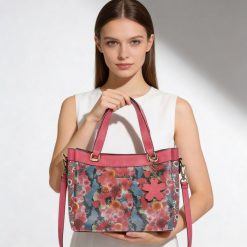 Torebka damska Laura Vita, z materiału syntetycznego z dekoracyjnym nadrukiem kwiatowym krótkie uchwyty do noszenia w dłoni regulowany pasek na ramię. Czerwone listonoszki damskie Laura Vita, bez wzorów, z materiału, eleganckie, na ramię, z nadrukiem, bez dodatków. Za 319.00 zł.