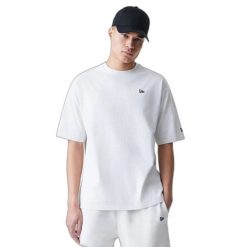 Oversized T-shirt New Era Essentials. Szare t-shirty męskie New Era, m, bez wzorów, z bawełny, bez kołnierzyka. Za 210.50 zł.