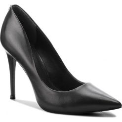 Szpilki GUESS - FLOKY4 LEA08 BLACK. Czarne szpilki damskie Guess, ze skóry. Za 669.00 zł.