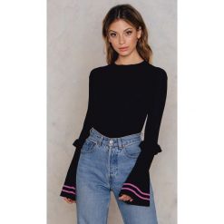 NA-KD Sweter z rękawem w paski i z falbanką - Black. Paski damskie marki NA-KD. W wyprzedaży za 55.48 zł.