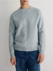 Sweter z domieszką lnu - jasnoniebieski. Niebieskie swetry przez głowę męskie Reserved, l, bez wzorów, z dzianiny, bez kołnierzyka. W wyprzedaży za 59.99 zł.
