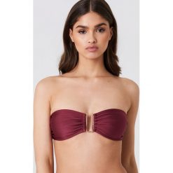 NA-KD Swimwear Błyszcząca góra bikini z metalowym detalem - Red. Bikini damskie marki NA-KD Swimwear. Za 40.95 zł.