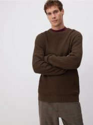 Sweter ze strukturalnej dzianiny - ciemnobrązowy. Brązowe swetry przez głowę męskie Reserved, l, bez wzorów, z bawełny, bez kołnierzyka. W wyprzedaży za 49.99 zł.
