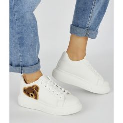 Białe damskie buty sportowe z misiem. Białe obuwie sportowe damskie bez wzorów. Za 126.76 zł.