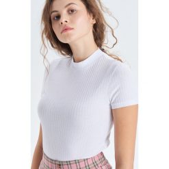 Dopasowana bluzka w prążki - Biały. Bluzki damskie Cropp. Za 39.99 zł.