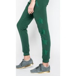 Femi Stories - Spodnie Sky. Szare spodnie sportowe damskie Femi Stories, z bawełny. W wyprzedaży za 139.90 zł.