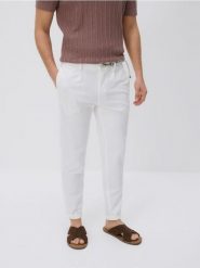 Spodnie slim fit z paskiem - złamana biel. Spodnie materiałowe męskie Reserved, l, bez wzorów, z bawełny. Za 139.99 zł.