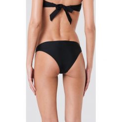 NA-KD Swimwear Dół bikini z metalowymi kółkami - Black. Bikini damskie marki NA-KD Swimwear. W wyprzedaży za 36.57 zł.