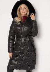 Czarna Pikowana Kurtka o Długim Kroju z Odpinanym Kapturem z Futerkiem i Paskiem oleti. Czarne kurtki damskie Born2be, na zimę, l, bez wzorów, z jeansu. Za 159.99 zł.