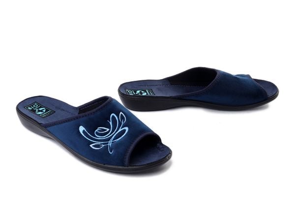Adanex 30301 DIK2VNH granatowy, klapki damskie. Niebieskie klapki damskie Adanex, bez wzorów, bez obcasa. Za 59.99 zł.