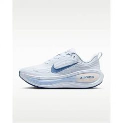 Buty do biegania damskie Nike Vomero Plus. Białe obuwie sportowe damskie Nike, bez wzorów, z materiału, do biegania. Za 1,072.00 zł.