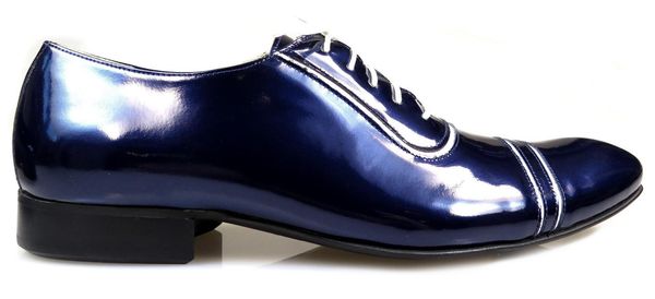 Granatowe lakierki z białymi kontrastami T22. Białe eleganckie półbuty Modini Moda Męska, ze skóry, casualowe, bez zapięcia. W wyprzedaży za 359.10 zł.