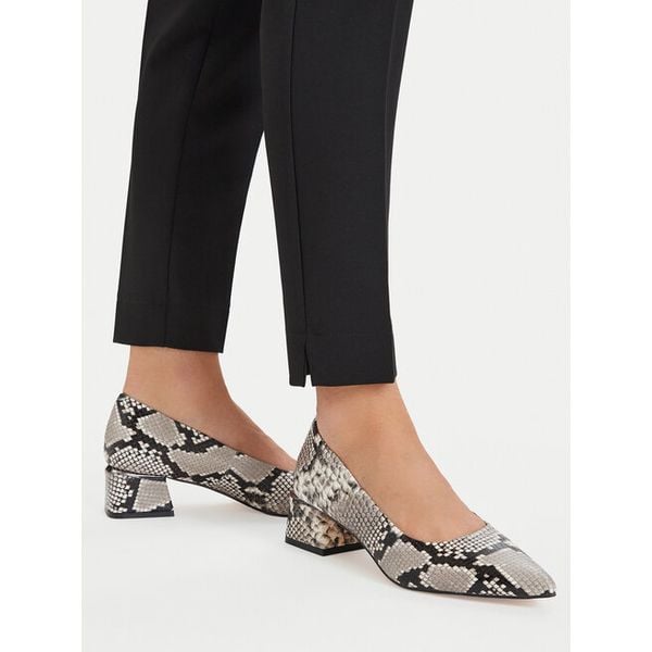 Czółenka Lasocki. Szare czółenka damskie Lasocki, bez wzorów, bez obcasa, bez zapięcia. Za 229.99 zł.