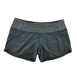 Lululemon krótkie spodenki damskie do biegania. Czarne szorty sportowe damskie LULULEMON, l, bez wzorów, z materiału, klasyczne, do biegania. Za 85.16 zł.