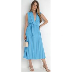 Jasnoniebieska Sukienka Ymir. Niebieskie sukienki damskie Born2be, na imprezę, bez wzorów, z materiału, eleganckie, bez kołnierzyka, bez ramiączek, maxi, kopertowe. Za 39.99 zł.