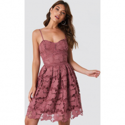 NA-KD Boho Koronkowa sukienka na ramiączkach - Pink. Sukienki damskie marki NA-KD Boho. Za 242.95 zł.