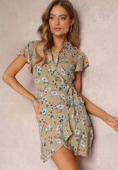 Zielona Kopertowa Sukienka Mini w Kwiaty z Materiałowym Paskiem z Wiskozy Navin. Zielone sukienki damskie Renee, na lato, m, bez wzorów, z materiału, bez kołnierzyka, bez ramiączek, mini, kopertowe. Za 49.99 zł.