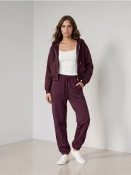 Spodnie dresowe jogger - czerwony. Czerwone spodnie dresowe damskie Sinsay, l, bez wzorów, z dresówki. Za 29.99 zł.