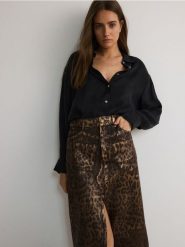 Jeansowa spódnica ze zwierzęcym wzorem - czarny. Czarne spódnice damskie Reserved, l, bez wzorów, z bawełny, proste. W wyprzedaży za 99.99 zł.