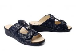 DR. BRINKMANN 701079-05 blau, klapki damskie. Niebieskie klapki damskie Dr. Brinkmann, bez wzorów, ze skóry, bez obcasa. Za 314.41 zł.