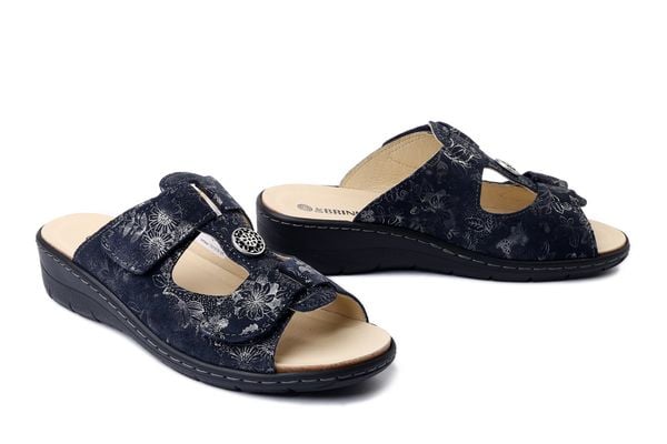 DR. BRINKMANN 701079-05 blau, klapki damskie. Niebieskie klapki damskie Dr. Brinkmann, bez wzorów, ze skóry, bez obcasa. Za 314.42 zł.