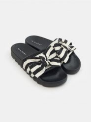 Klapki z dużą kokardą w paski - wielobarwny. Klapki damskie Sinsay, bez wzorów, bez obcasa. Za 39.99 zł.