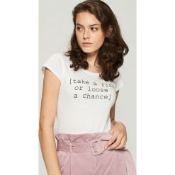 Bawełniany t-shirt z napisem - Biały. T-shirty damskie marki Sinsay. Za 9.99 zł.