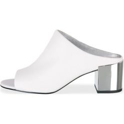 What For klapki damskie 36 białe. Białe klapki damskie What For, bez wzorów, eleganckie, bez obcasa, na obcasie. Za 459.00 zł.