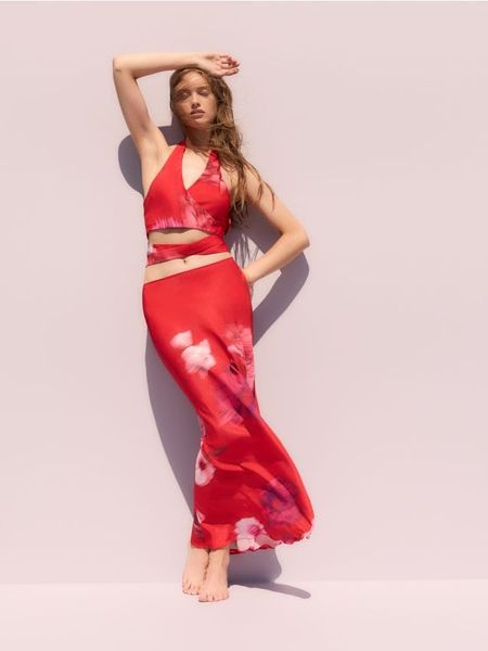 Spódnica maxi w kwiatowy wzór - czerwony. Czerwone spódnice damskie Reserved, l, bez wzorów, z satyny, maxi, rozkloszowane. W wyprzedaży za 79.99 zł.