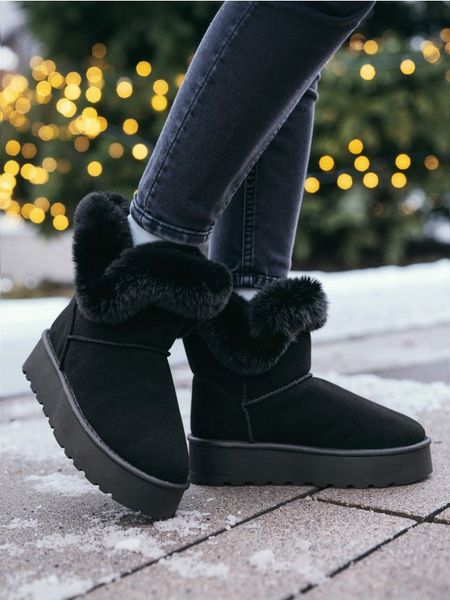 Ocieplane botki z imitacji zamszu - czarny. Czarne botki damskie Sinsay, bez obcasa, bez zapięcia. Za 59.99 zł.