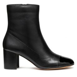 Botki Geox. Czarne botki damskie Geox, bez obcasa, na słupku, bez zapięcia. Za 539.99 zł.