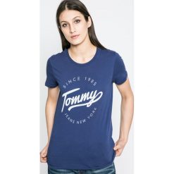 Tommy Jeans - Top. Szare topy damskie Tommy Jeans, z nadrukiem, z bawełny, z okrągłym kołnierzem, z krótkim rękawem. W wyprzedaży za 99.90 zł.