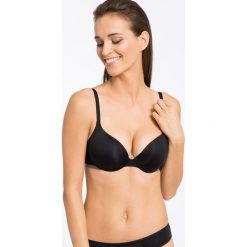 Sloggi - Biustonosz Wow Breeze. Czarne biustonosze Sloggi, bez wzorów, z dzianiny. W wyprzedaży za 79.90 zł.