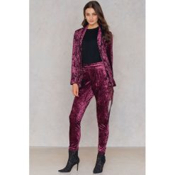 True Decadence Aksamitne dopasowane spodnie - Purple. Fioletowe spodnie materiałowe damskie marki True Decadence. W wyprzedaży za 72.89 zł.