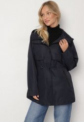 Granatowa Klasyczna Kurtka Parka z Kapturem i Ściągaczem w Pasie Cinelle. Niebieskie parki damskie Born2be, l, bez wzorów, z jeansu, klasyczne, z kapturem. Za 189.99 zł.